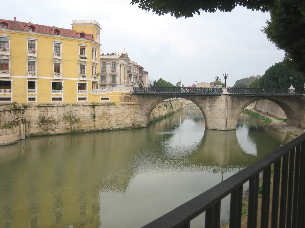 Puente Viejo sobre el río Segura en Murcia